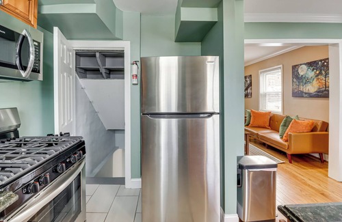 Northeast House | 2 Mi to The Fields At RFK Campus: DC Getaway