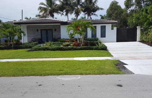 Survey Creek House | 2 Miles from the Beach, Designer Decorated, 3 Bedrooms, 3 Bathrooms
