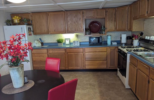 Helmer Cottage | 2 miles from the Indiana Rails train station, 12 miles from Pokagon State Park