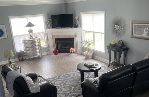Southport House | 2 miles to beach, Boat Ramp, par 3 golf course, community pool, pet friendly.