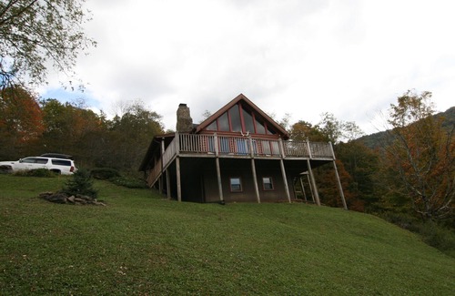 Slaty Fork House | 2 Miles to Snowshoe Secluded 3BR Log Cabin on 9 acres Hot Tub Waterfall WIFI