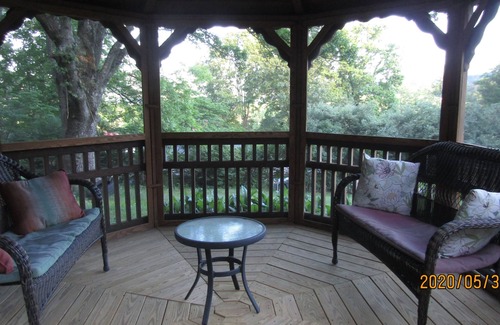 Glasgow House | 2 miles from NB State Park, James River, hiking trails and trout fishing!