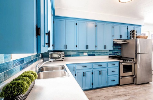 Beach Point House | 2 min to the beach. Family-sized house with vies of the water & kayaks,