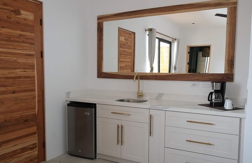 Tamarindo House | 2 min walk Private path to the beach .ACCESS Beach club . Daily maid .