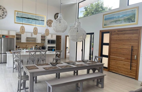 Tamarindo House | 2 min walk Private path to the beach .ACCESS Beach club . Daily maid .