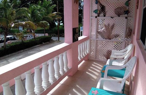 Maxwell Condo | 2 min walk to beach, buses, taxis, near stores, Oistins, The Gap. A/C and Wi-F