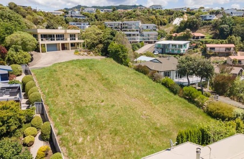 Kaiteriteri House | 2 min walk to beach-views-private-large yard- 2 car garage plus parking for Boat