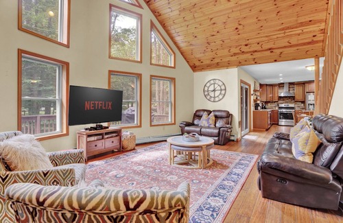 Gouldsboro Ski Chalet | 2 min Walk to Lake w/HotTub, Private Sauna, AC, Pets OK! near Hikes & Waterparks