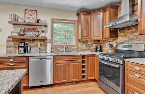 Gouldsboro Ski Chalet | 2 min Walk to Lake w/HotTub, Private Sauna, AC, Pets OK! near Hikes & Waterparks
