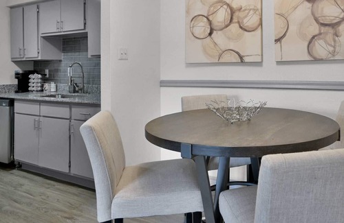 Webster Apartment | 2 mins from I-45|Luxurious Unit|Community Pool|Private Balcony|Laundry Area|Keurig|Fitness Center