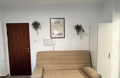 Almeria Apartment | 2 mins from the sea. Spacious 4 bedroom/2 bathrooms apartment, A/C, renovated, 100% furnished