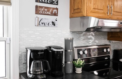 Port Elgin House | 2 Mins to Water, entire house in Port Elgin sleeps 8 and comes with Free Parking