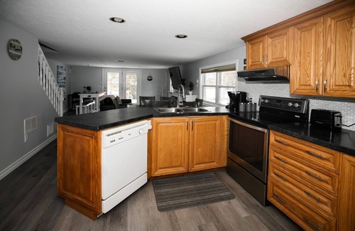 Port Elgin House | 2 Mins to Water, entire house in Port Elgin sleeps 8 and comes with Free Parking