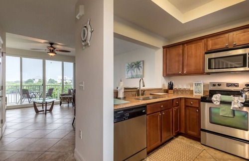 Ruskin House | 2 minute walk to beach, restaurants, bars, fitness center, tennis courts, pier and so much more! Amazing views! Sleeps 6!