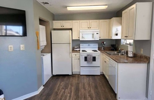 El Centro Beach Condo | 2 minute walk to the beach ~ 2 pools and a balcony-Sleeps 4