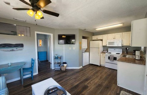 El Centro Beach Condo | 2 minute walk to the beach ~ 2 pools and a balcony-Sleeps 4