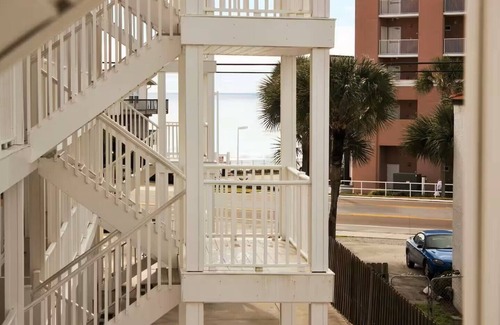 El Centro Beach Condo | 2 minute walk to the beach ~ 2 pools and a balcony-Sleeps 4