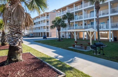 El Centro Beach Condo | 2 minute walk to the beach ~ 2 pools and a balcony-Sleeps 4
