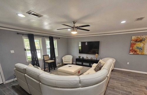 La Porte House | 2 minutes to beach! New family-sized house
