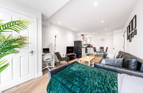 Edgware Apartment | 2 minutes to Edgware station, 15 minutes to Wembley Stadium