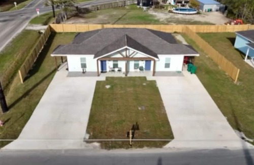Waveland House | 2 minutes to the Beach! Centrally located and family friendly vacation retreat!