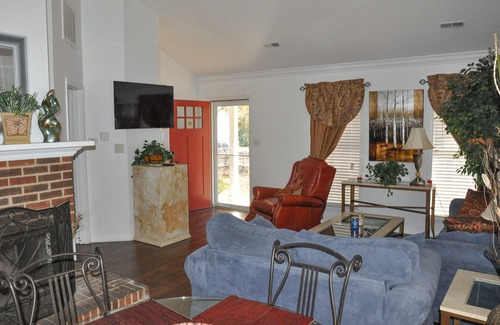Biddleville House | 2 Minutes to Uptown Charlotte: Great In-Town Stay & City Skyline View!