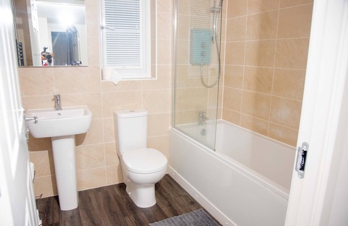 Cambuslang Villa | 2 Minutes Walk to Kirkhill Golf Park! 5 Bedroom Family Friendly Property
