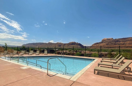 Moab House | 2 Modern Rooms w/Scenic Views Near Arches National Park!