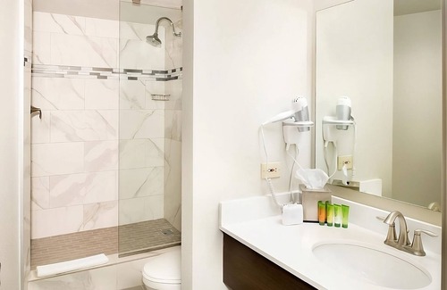 Gateway District Hotel | 2 Modern Units in “Entertainment Capital of the World!” Onsite Pool, Casino