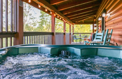 Sevierville Cabin | 2 Mstr Bdrm suites✅Fast WiFi✅Mtn Views/Hot Tub*Arcade-Game Room*Resort Pool