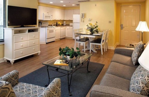 Hilton Head Resort | 2 Ocean-Inspired 1BR with Pool, Kitchen, Balcony and Walkable to Sun & Smoothies