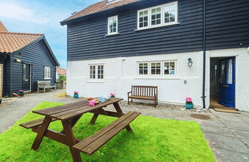 Thorpeness Apartment | 2 Ogilvie Lodge - sleeps 6 guests in 3 bedrooms