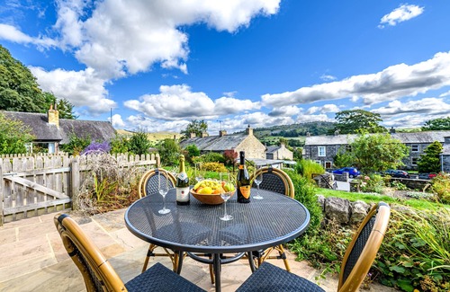 Austwick Apartment | 2 ORCHARD LEIGH, pet friendly, with open fire in Austwick