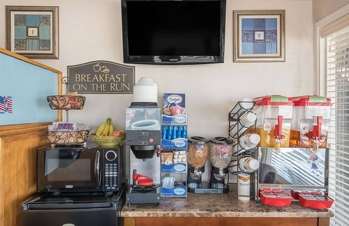 Pecos Hotel | 2 Pet-friendly Lodging Close to West of the Pecos Museum! W/Seasonal Pool!