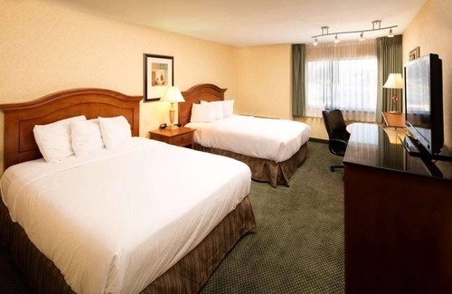 Wenatchee Hotel | 2 Premium Units Perfect for Groups! Free Parking, Enjoy on the Pool!