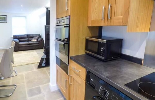Blackwell in the Peak Cottage | 2 PRIMITIVE CROFT, pet friendly, with open fire in Chelmorton