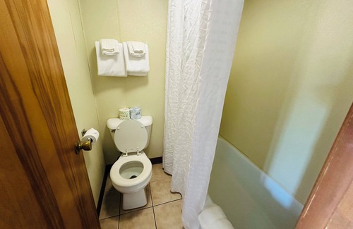 Sandusky Hotel | 2 Queens - 3 Miles to Cedar Point!