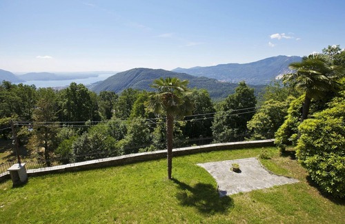 Comero Apartment | 2-room corner apartment in a prestigious villa from 1850 with solar-heated pool