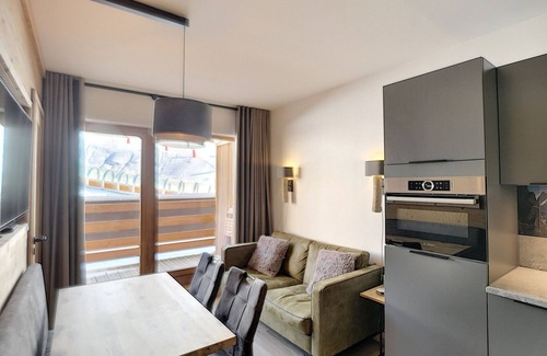 Les Bruyeres Apartment | 2-room renovated, 4 pers, ski-in/ski-out, balcony, WiFi!