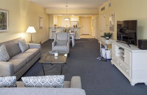 Hilton Head Resort | 2 Rooms: 3BR Condo w/Pool, Tennis, Kitchen and Easy Access to Local Restaurant