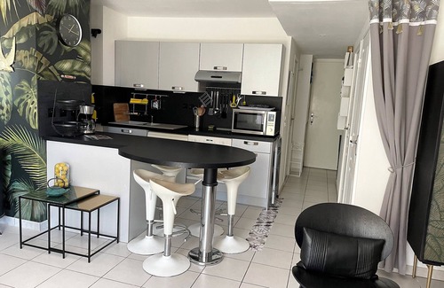 Martigues Apartment | 2 Rooms 4☆ 45m2- Calm, Comfort, Sea at 300m, Garden, Terrace, Pools, Parking