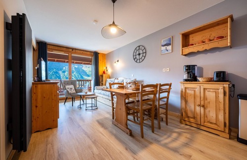 Orcieres-Merlette Apartment | 2 rooms cabin 6 pers, balcony , swimming pool ,WIFI and car park