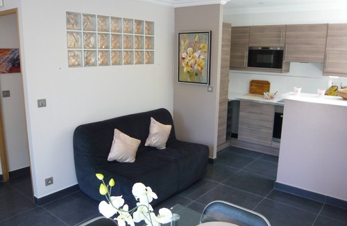 Les Adrets-de-l'Esterel Apartment | 2 rooms comfortable in independent building with pool and garden