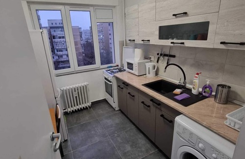 Militari Apartment | 2 Rooms, FREE Netflix, Steps from Subway!