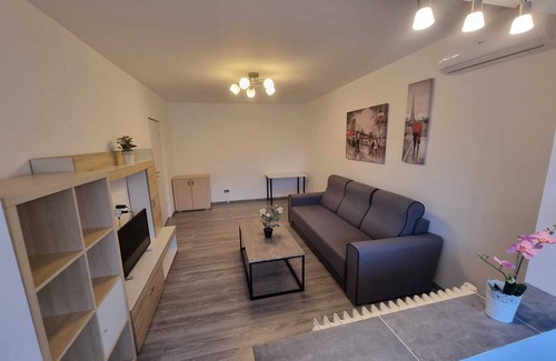 Militari Apartment | 2 Rooms, FREE Netflix, Steps from Subway!