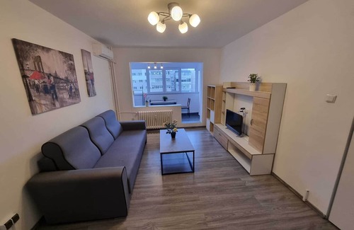 Militari Apartment | 2 Rooms, FREE Netflix, Steps from Subway!