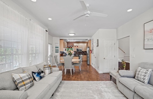 Point Pleasant Beach House | 2 short blocks to the beach. 2025 TOP OF THE LINE HUT TUB.
