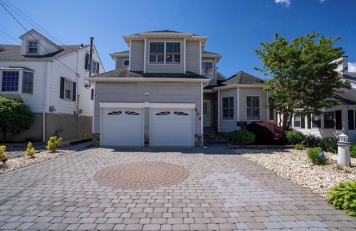 Point Pleasant Beach House | 2 short blocks to the beach. 2025 TOP OF THE LINE HUT TUB.