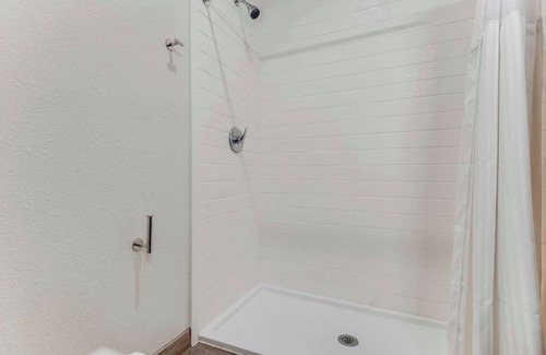 Eastside Promise Neighborhood Hotel | 2 Spacious Rooms Near River Walk w/Free Breakfast - Ideal for Family Trips