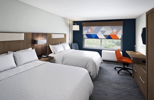 West Kissimmee Hotel | 2 Spacious Suite with Hot Breakfast & Pool—Minutes from Theme Parks